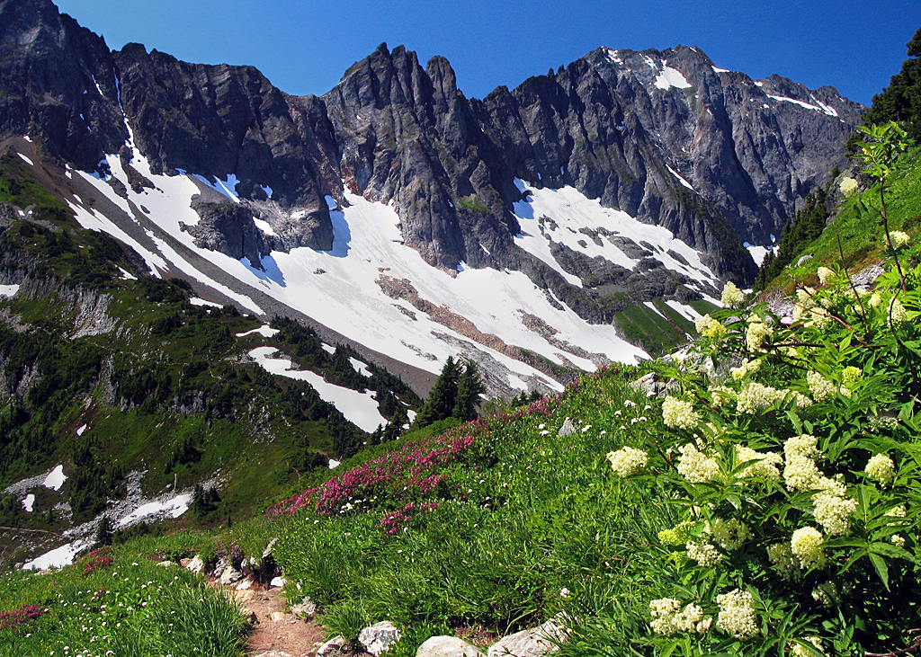 Hikers on Sahale Arm ridge above Cascade Pass in North Cascades